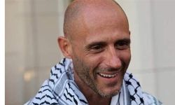 ناشط إيطالي يعتنق الإسلام بعد اعتقاله من الجيش الإسرائيلي